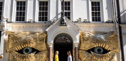 100 millones y todo vendido: la colección de Pauline Karpidas arrasa en Londres