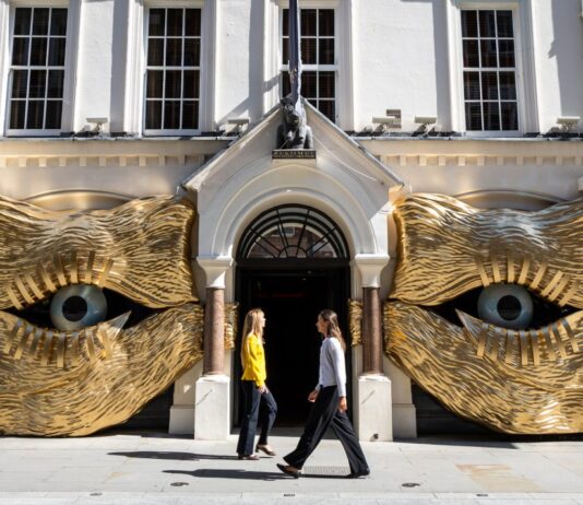 100 millones y todo vendido: la colección de Pauline Karpidas arrasa en Londres