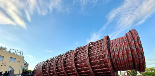 Marta Minujín levantó una Torre de Pisa de spaghetti en el Recoleta: humor, participación y un mito comestible