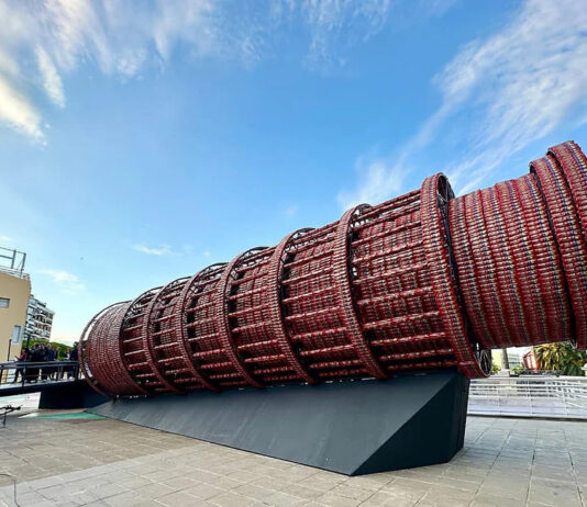 Marta Minujín levantó una Torre de Pisa de spaghetti en el Recoleta: humor, participación y un mito comestible