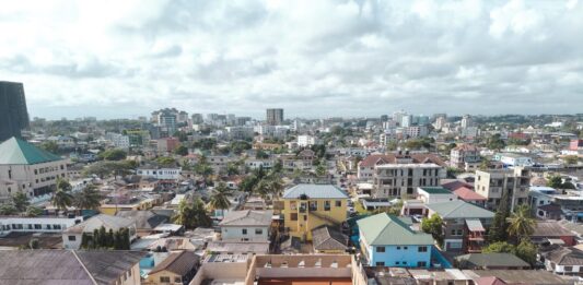 Amoako Boafo abrió en Ghana una cancha de tenis para la comunidad