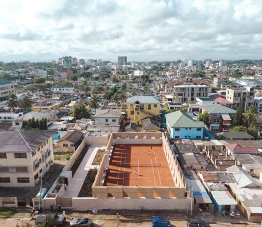 Amoako Boafo abrió en Ghana una cancha de tenis para la comunidad