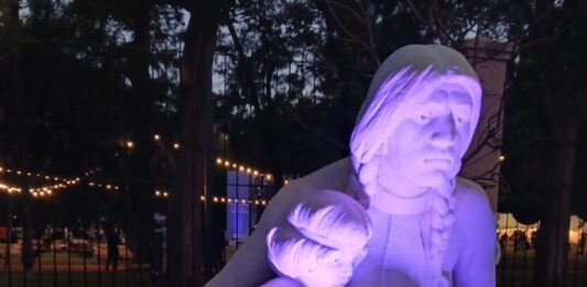 Monumentos bajo las estrellas: la Ciudad reabrió el Patio de las Esculturas con láser, música y visitas guiadas