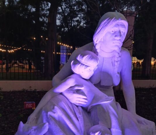 Monumentos bajo las estrellas: la Ciudad reabrió el Patio de las Esculturas con láser, música y visitas guiadas