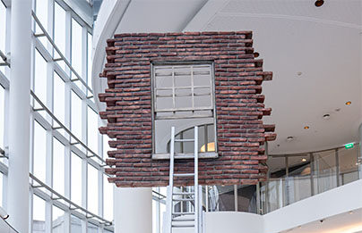 “La estrategia de la ilusión”: Leonardo Erlich transforma la Torre Macro en un juego de percepciones