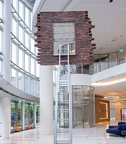 “La estrategia de la ilusión”: Leonardo Erlich transforma la Torre Macro en un juego de percepciones