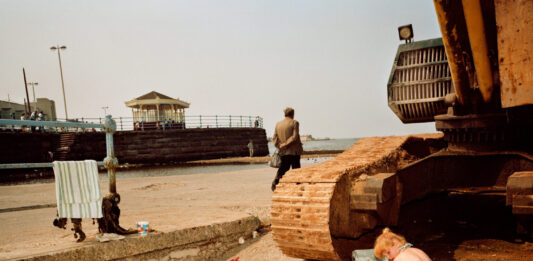 Murió Martin Parr, el fotógrafo que redefinió la mirada documental desde el humor, la saturación y la ironía social