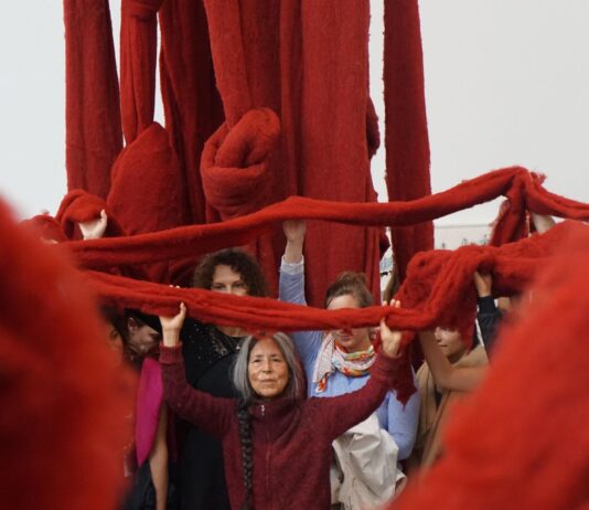 El retorno del ritual en prácticas contemporáneas Performance: Living Quipu by Cecilia Vicuña. Brooklyn Museum