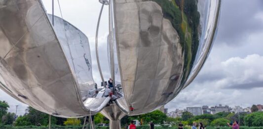 La Floralis Genérica vuelve a abrir sus pétalos y la ciudad lo celebra