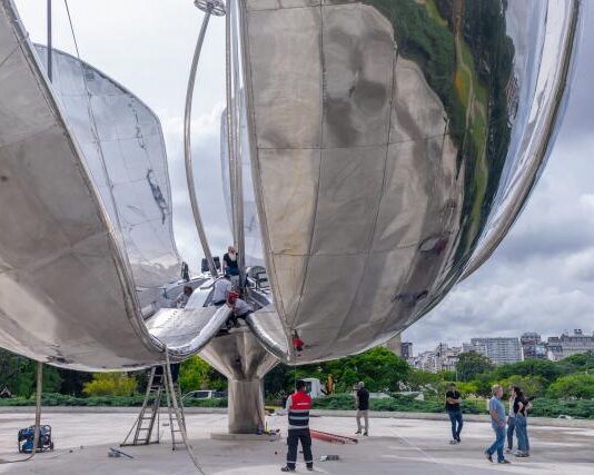 La Floralis Genérica vuelve a abrir sus pétalos y la ciudad lo celebra