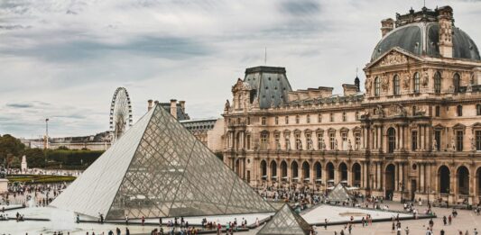 Nuevos problemas para el Louvre: dañadas más de 300 obras de la colección egipcia