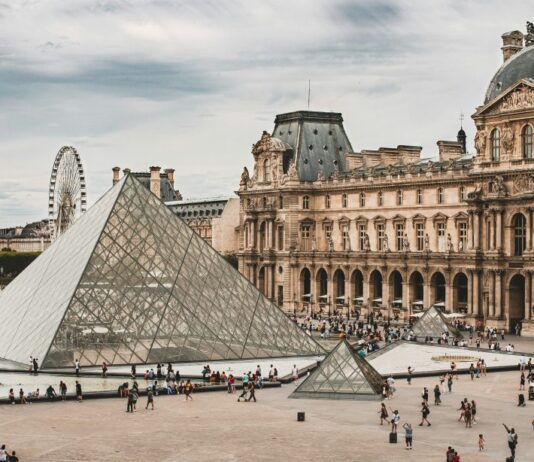 Nuevos problemas para el Louvre: dañadas más de 300 obras de la colección egipcia