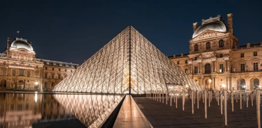 Una fuga de agua en el Louvre daña cientos de documentos de la biblioteca egipcia