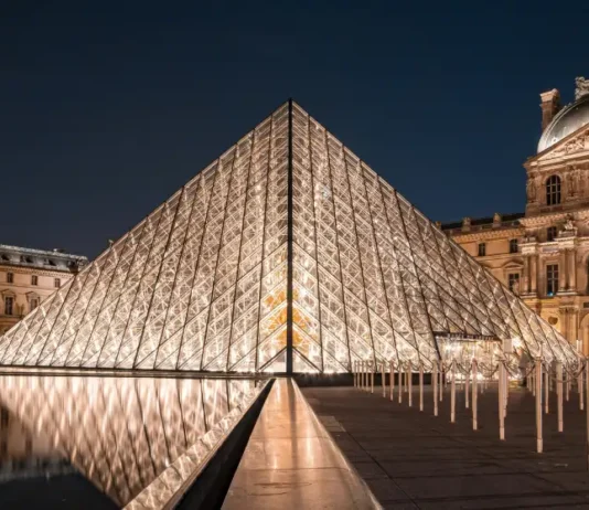 Una fuga de agua en el Louvre daña cientos de documentos de la biblioteca egipcia