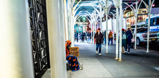 Luces de Navidad, sombras de América: Danny Lyon en la Nueva York de fiesta Fotografía