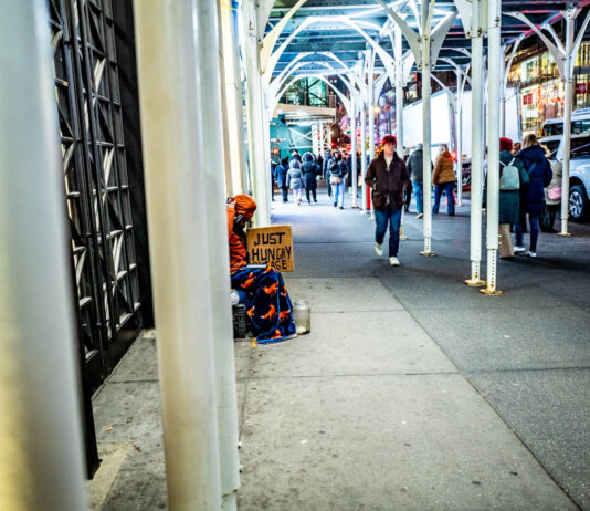 Luces de Navidad, sombras de América: Danny Lyon en la Nueva York de fiesta Fotografía