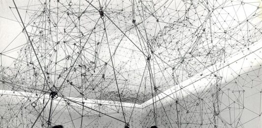 Por qué el arte latinoamericano sigue siendo leído desde la falta o el exceso Waltercio Caldas (Brasil) — Su obra desafía el prejuicio de que la región “llega tarde” a la abstracción o al conceptualismo. Su precisión formal desmonta cualquier lectura de déficit.