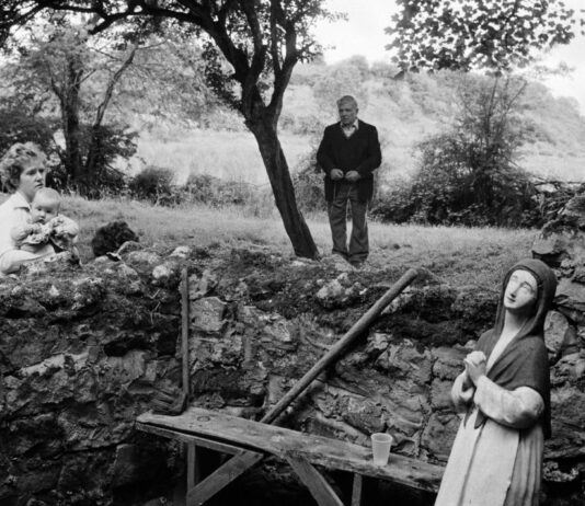 A Fair Day: el cold case irlandés de Martin Parr, antes del color