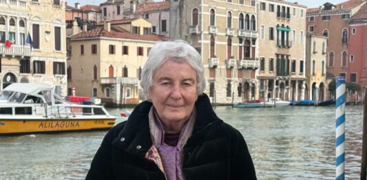 Emilia Kabakov vuelve a Venecia, con un diario colectivo para la Bienal 2026
