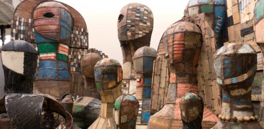 El sentido de la libertad para Roberto Diago: Cuba en la Biennale di Venezia Roberto Diago, “Hombres Libres, 2025. Istallazione, materiali misti, dimensioni varie ©Estudio Diago. Courtesy: Estudio Diago