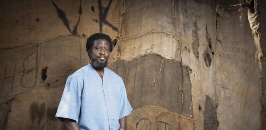 Ibrahim Mahama fue agredido en Ghana: instituciones y comunidad artística exigen claridad