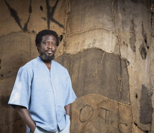 Ibrahim Mahama fue agredido en Ghana: instituciones y comunidad artística exigen claridad