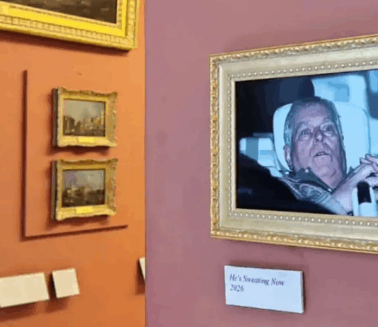 Archivos Epstein: activistas exhiben en el Louvre la foto del ex príncipe Andrés