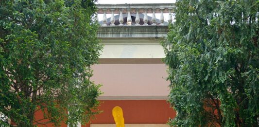 En parte hombre, en parte mantis religiosa: una escultura de Sarah Lucas desafía el mercado