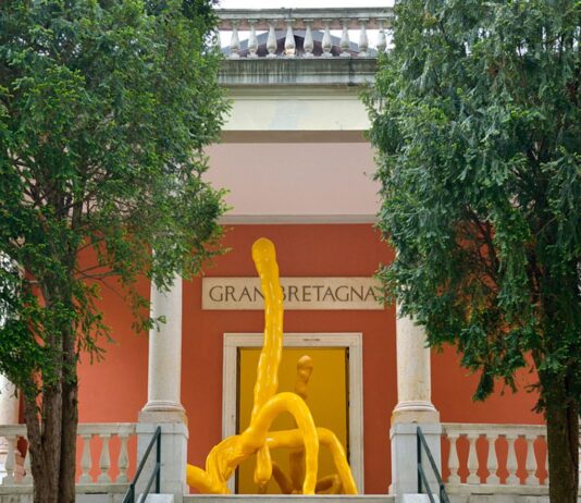 En parte hombre, en parte mantis religiosa: una escultura de Sarah Lucas desafía el mercado