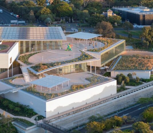 Reportaje desde la Bienal de Sídney: prácticas de la memoria en una exposición dispersa