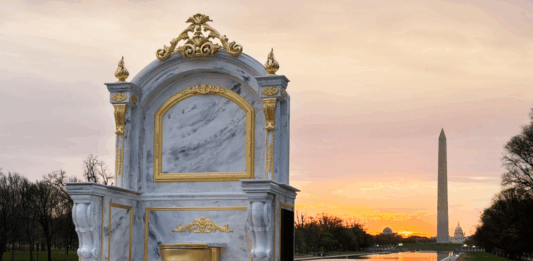 Un inodoro dorado apareció frente al Lincoln Memorial: arte público y sátira política made in USA