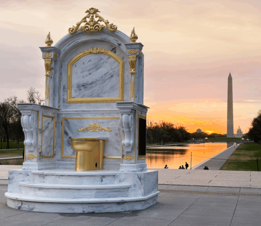 Un inodoro dorado apareció frente al Lincoln Memorial: arte público y sátira política made in USA