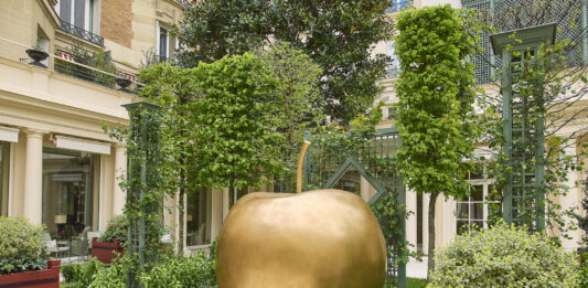 La manzana del deseo seduce a París: a subasta la obra icónica de Claude Lalanne