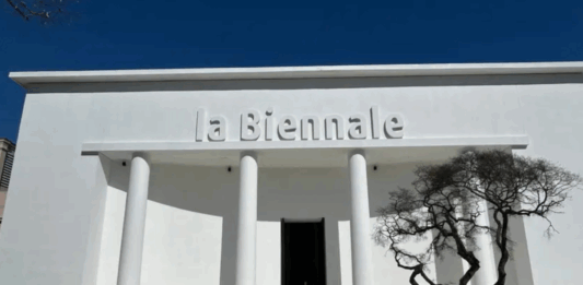 Artistas y curadores cuestionan la Bienal de Venecia desde su propia historia