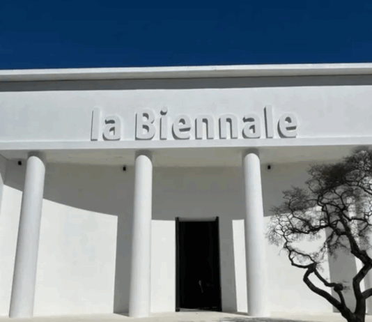 Artistas y curadores cuestionan la Bienal de Venecia desde su propia historia