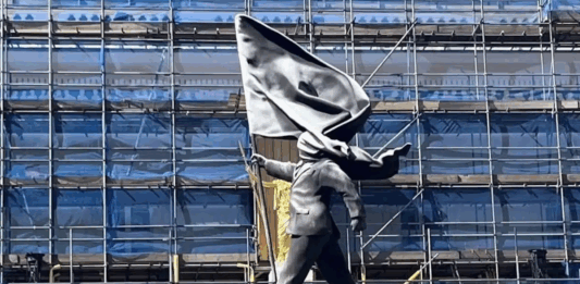 Banksy vuelve a intervenir con una nueva escultura en el corazón de Londres