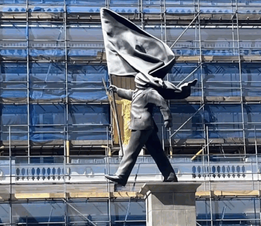 Banksy vuelve a intervenir con una nueva escultura en el corazón de Londres