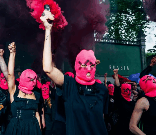 La protesta de Pussy Riot en la Bienal de Venecia se convirtió en un videoclip musical