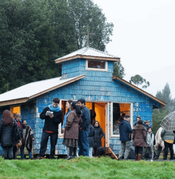 Capilla Azul celebra tres años de arte contemporáneo en Chiloé
