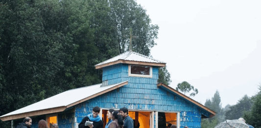 Capilla Azul celebra tres años de arte contemporáneo en Chiloé