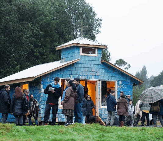 Capilla Azul celebra tres años de arte contemporáneo en Chiloé