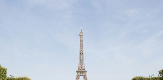 En París sale a subasta la escalera original de la Torre Eiffel