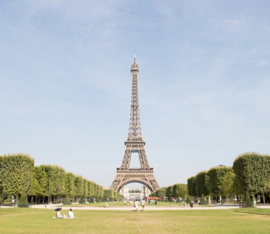 En París sale a subasta la escalera original de la Torre Eiffel