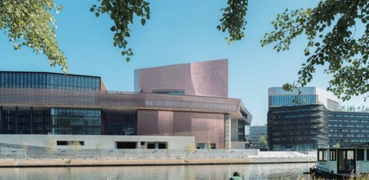 Nace Large: en París una antigua fábrica de Renault se convierte en un centro de arte contemporáneo