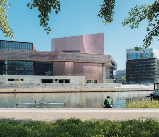 Nace Large: en París una antigua fábrica de Renault se convierte en un centro de arte contemporáneo