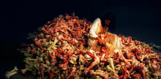 Después de casi 30 años, “Balkan Baroque” sigue siendo la obra maestra de Marina Abramović. Una exposición en Berlín explica por qué
