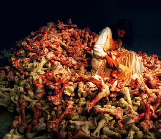 Después de casi 30 años, “Balkan Baroque” sigue siendo la obra maestra de Marina Abramović. Una exposición en Berlín explica por qué
