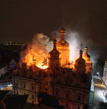 Kiev bajo ataque: alcanzada la Lavra de las Cuevas, en llamas el monasterio patrimonio de la UNESCO