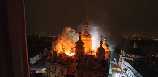Kiev bajo ataque: alcanzada la Lavra de las Cuevas, en llamas el monasterio patrimonio de la UNESCO
