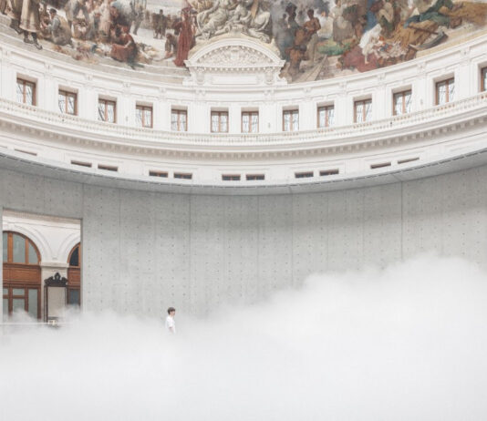 En la Bourse de Commerce de París se puede entrar en una nube: es la obra de Fujiko Nakaya